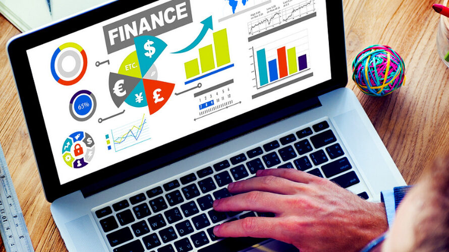 What are the advantages of using accounting software for a small business?